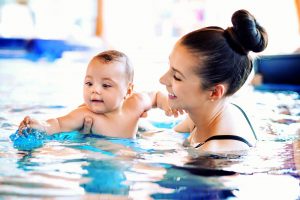 Szkoła pływania niemowląt Toruń - Logafit kursy pływania dla małych dzieci